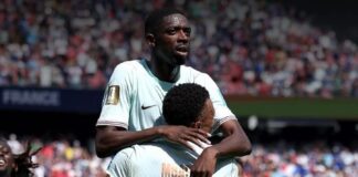 Dembélé Após seu segundo gol, Dembélé é segurado por Mbappé, o garçom para os dois primeiros gols do companheiros
