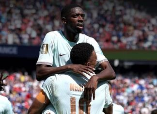 Dembélé Após seu segundo gol, Dembélé é segurado por Mbappé, o garçom para os dois primeiros gols do companheiros
