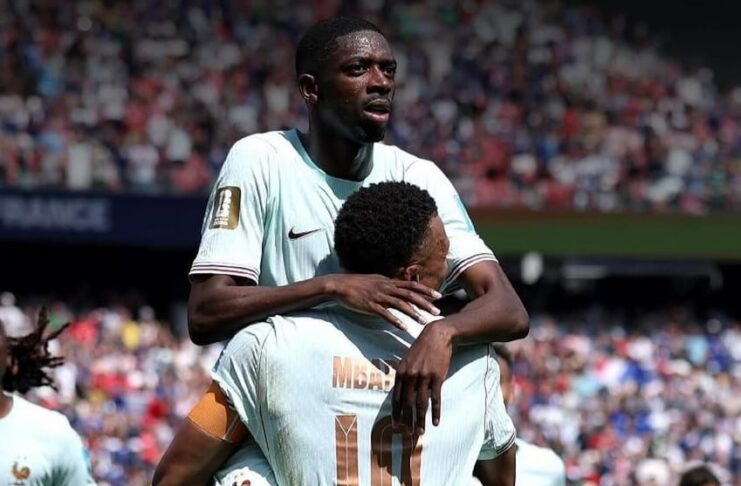 Dembélé Após seu segundo gol, Dembélé é segurado por Mbappé, o garçom para os dois primeiros gols do companheiros