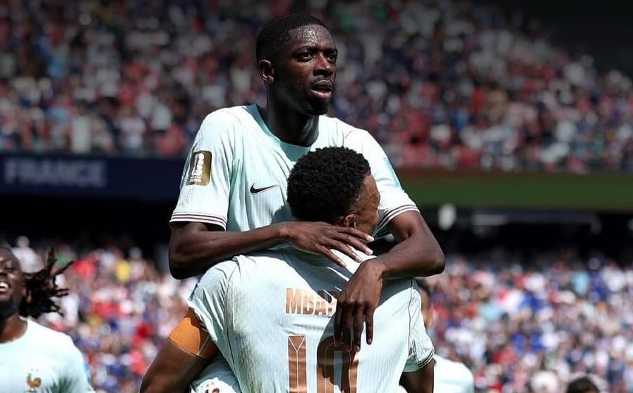 Dembélé Após seu segundo gol, Dembélé é segurado por Mbappé, o garçom para os dois primeiros gols do companheiros