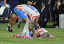 Enciso Após sofrer contusão na coxa direita, Enciso se desespera e chora no gramado e é consolado por Almirón