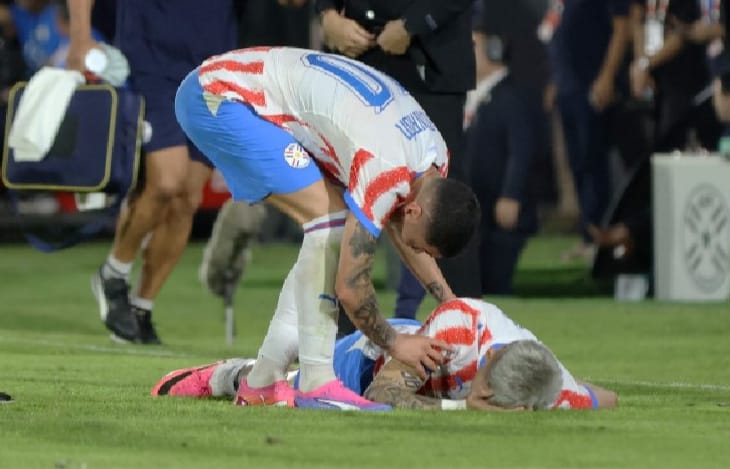 Enciso Após sofrer contusão na coxa direita, Enciso se desespera e chora no gramado e é consolado por Almirón