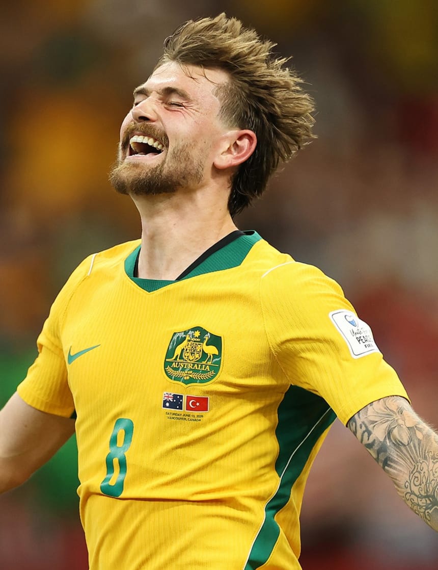 Austrália, Com chute de fora da área, Coonor Metcalfe anota o segundo gol e sacramenta a vitória da seleção australiana