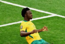 Austrália sobrevive à pressão, derruba a favorita Turquia e volta a vencer uma estreia de Copa após 20 anos Austrália Após arrancada fulminante, Nestory Irankunda abre o marcador no primeiro tempo para a Áustralia