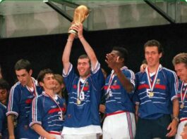 Copa de 1998: com o comando de Aimé Jacquet, França supera vexame e levanta a taça em casa Copa de 1998 Autor de dois gols na final contra o Brasil, Zinedine Zidane comanda o primeiro título da França de Copa do Mundo