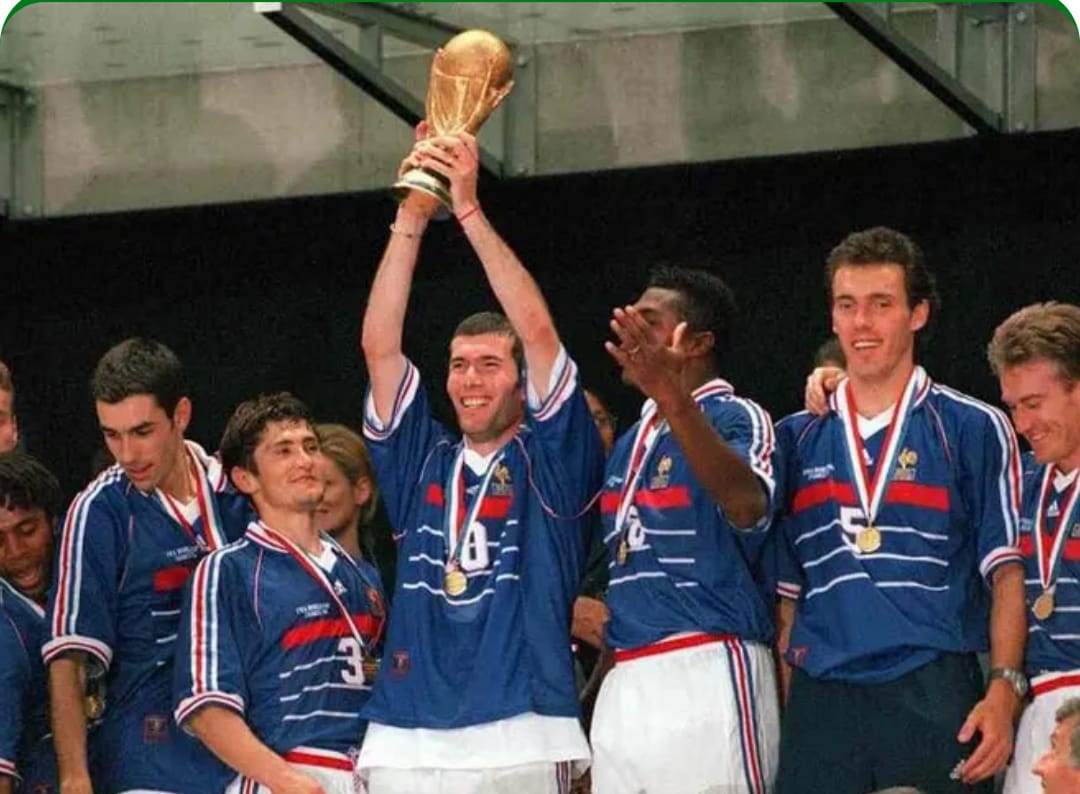 Copa de 1998 Autor de dois gols na final contra o Brasil, Zinedine Zidane comanda o primeiro título da França de Copa do Mundo