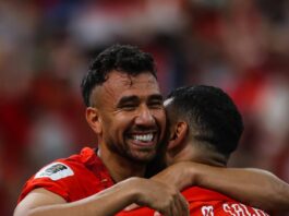 Egito Autor do terceiro gol, Mahmoud Trézéguet é abraçado por Mohamed Salah, que deu a assistência para o companheiro