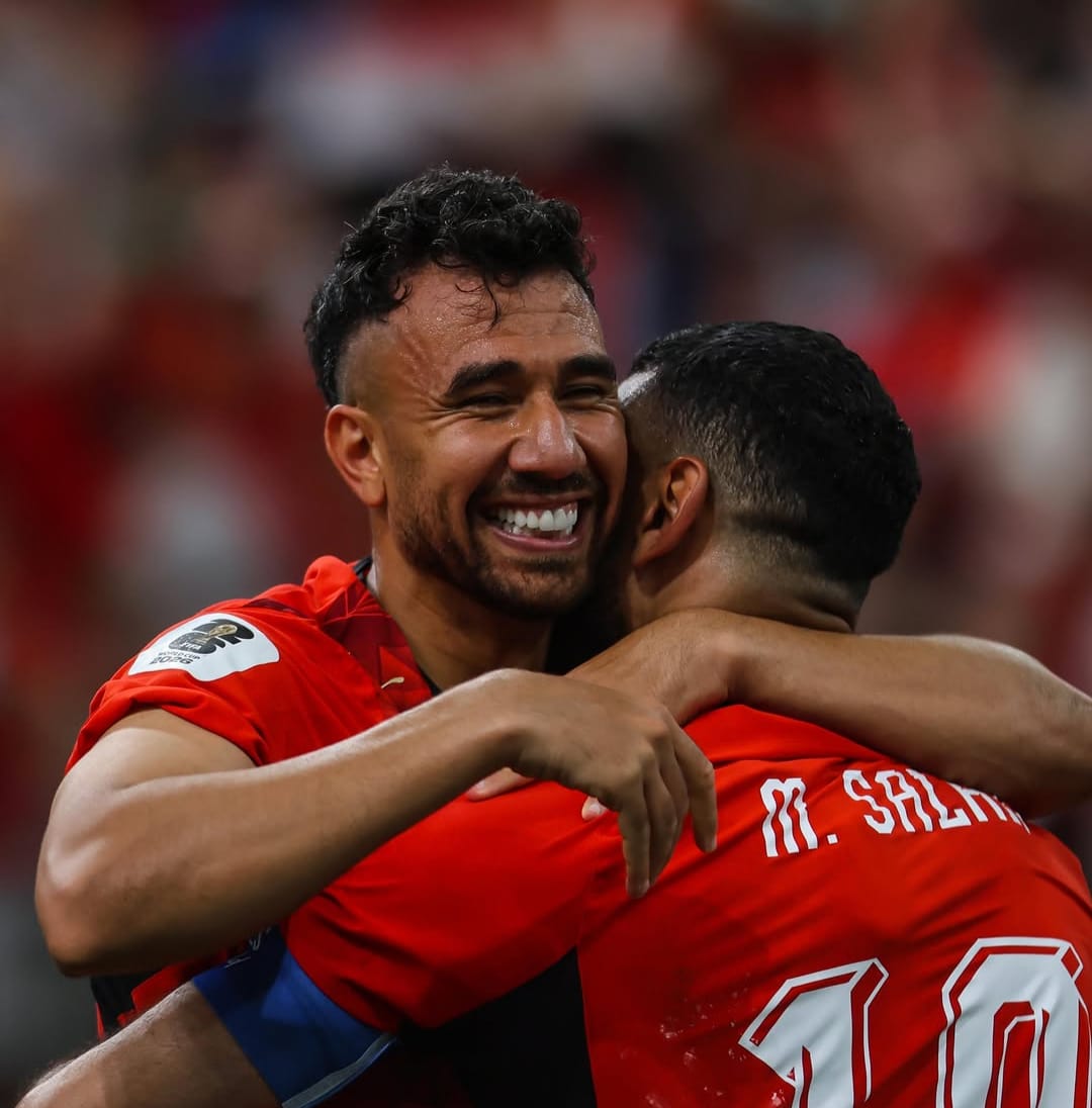 Egito Autor do terceiro gol, Mahmoud Trézéguet é abraçado por Mohamed Salah, que deu a assistência para o companheiro