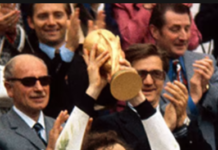 Copa de 1974: Holanda, de Cruyff, encanta o mundo, mas Alemanha, de Beckembauer, festeja em casa Copa de 1974 Beckembauer levanta a taça de campeão do mundo