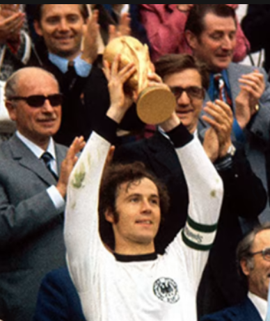Copa de 1974: Holanda, de Cruyff, encanta o mundo, mas Alemanha, de Beckembauer, festeja em casa Copa de 1974 Beckembauer levanta a taça de campeão do mundo