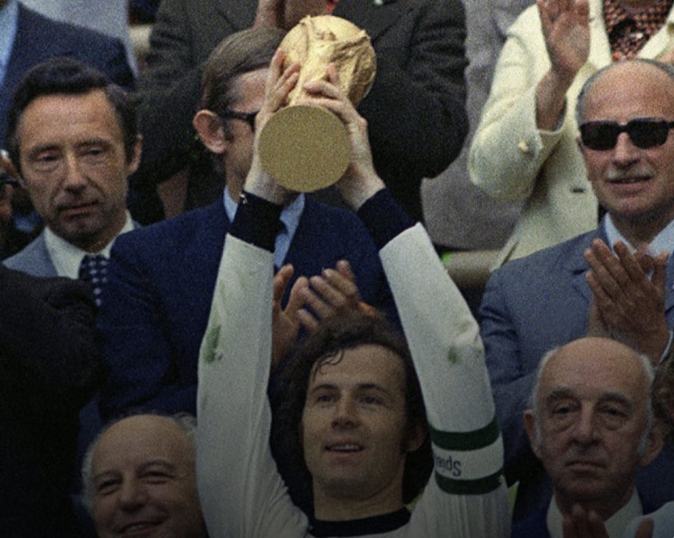 Copa de 1974 Beckembauer levanta a taça de campeão do mundo