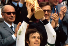 Copa de 1974: Holanda, de Cruyff, encanta o mundo, mas Alemanha, de Beckembauer, festeja em casa Copa de 1974 Beckembauer levanta a taça de campeão do mundo