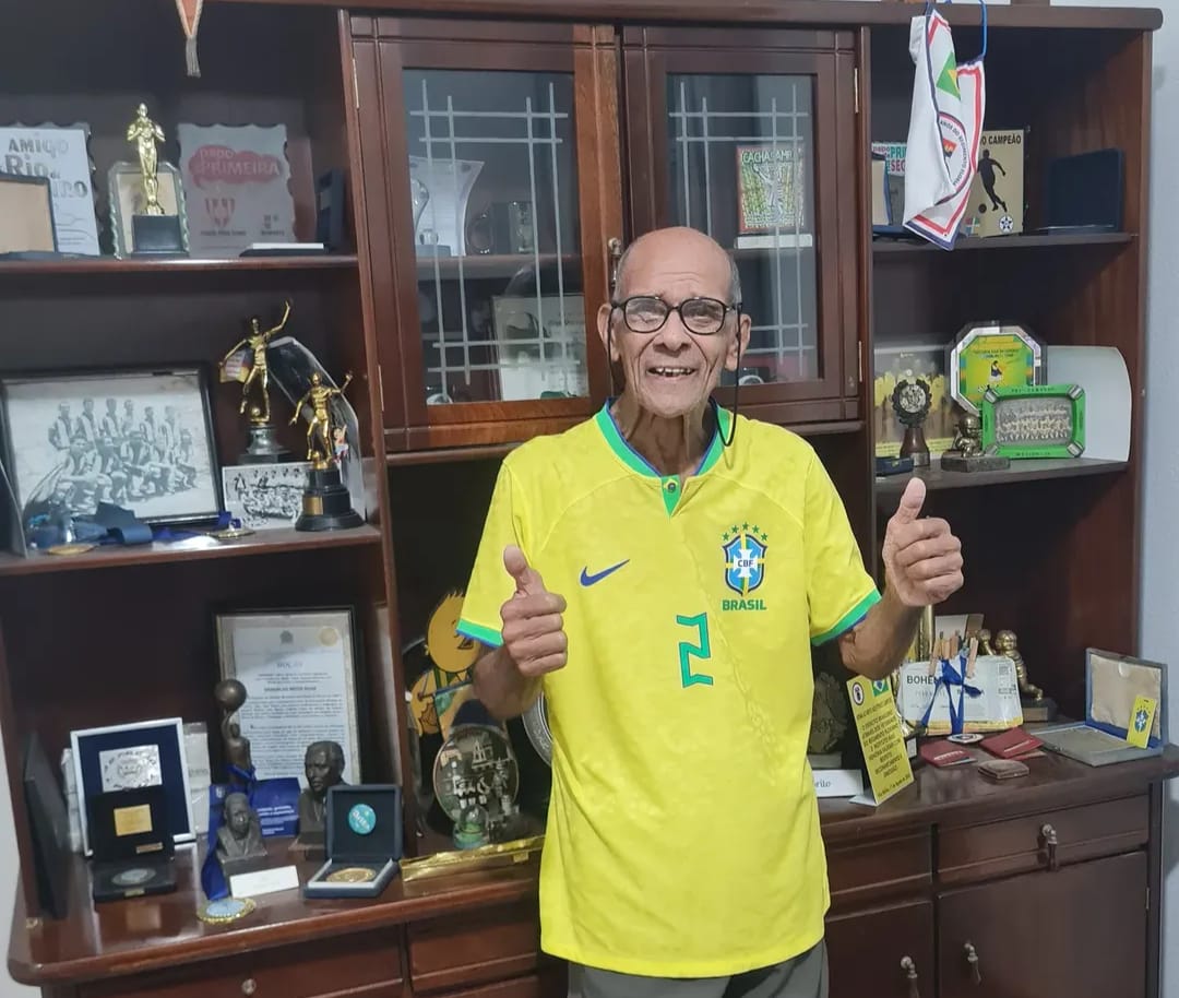 Brito em suas relíquias das passagens pelos gramados ao longo da sua carreira