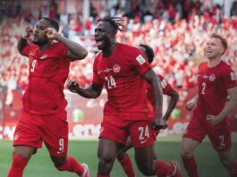 Anfitriões, México, Canadá e Estados Unidos passam ilesos pelo primeiro teste da Copa Anfitriões Cyle Larin camisa 9 comemora o gol de empate do Canadá