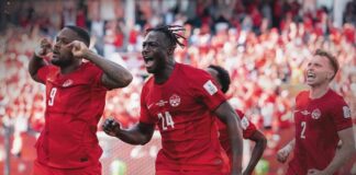 Anfitriões Cyle Larin camisa 9 comemora o gol de empate do Canadá