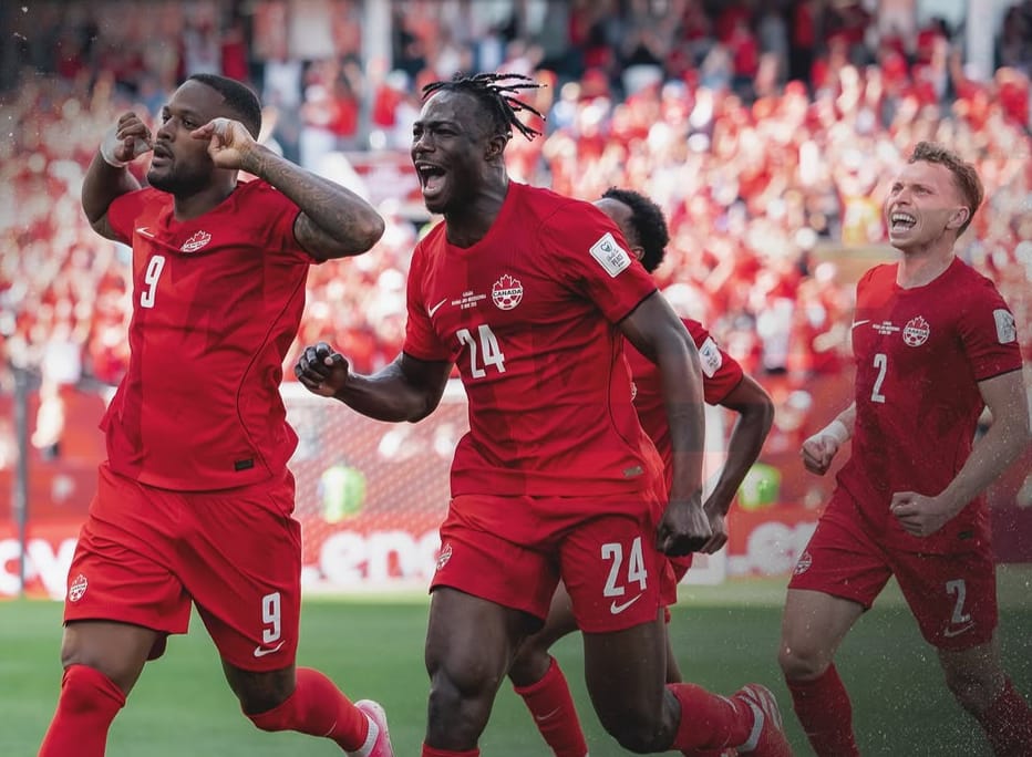 Anfitriões Cyle Larin camisa 9 comemora o gol de empate do Canadá