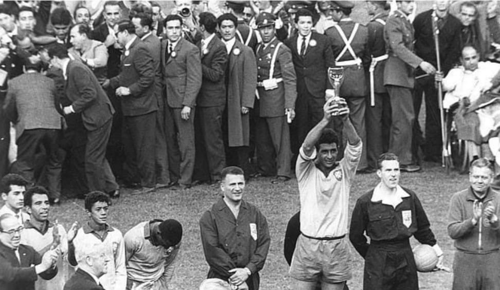 Copa de 1962 Capitão da seleção brasileira, o zagueiro Mauro ergue a Taça Jules Rimet no bicampeonato da Copa de 1962, no Chile 