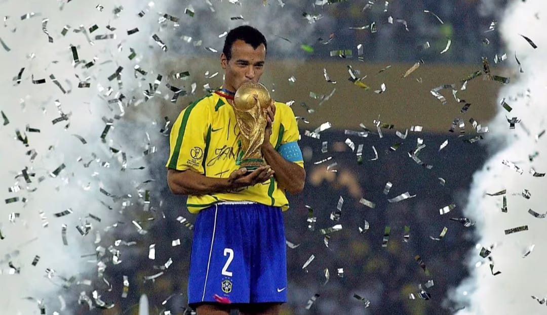 Copa de 2002 Capitão do penta, o lateral direito Cafu beija a taça na cerimônia do título da seleção brasileira após a vitória sobre a Alemanha na final