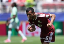 Catar Após o cabeceio certeiro, Boualem Khouri comemorao gol histórico do primeiro ponto do Catar em uma Copa do Mundo / Reprodução