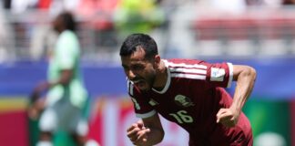 Catar Após o cabeceio certeiro, Boualem Khouri comemorao gol histórico do primeiro ponto do Catar em uma Copa do Mundo / Reprodução