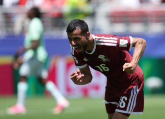 Do trauma de 2022 ao ponto histórico: Catar luta até o fim e busca empate contra a Suíça Catar Após o cabeceio certeiro, Boualem Khouri comemorao gol histórico do primeiro ponto do Catar em uma Copa do Mundo / Reprodução