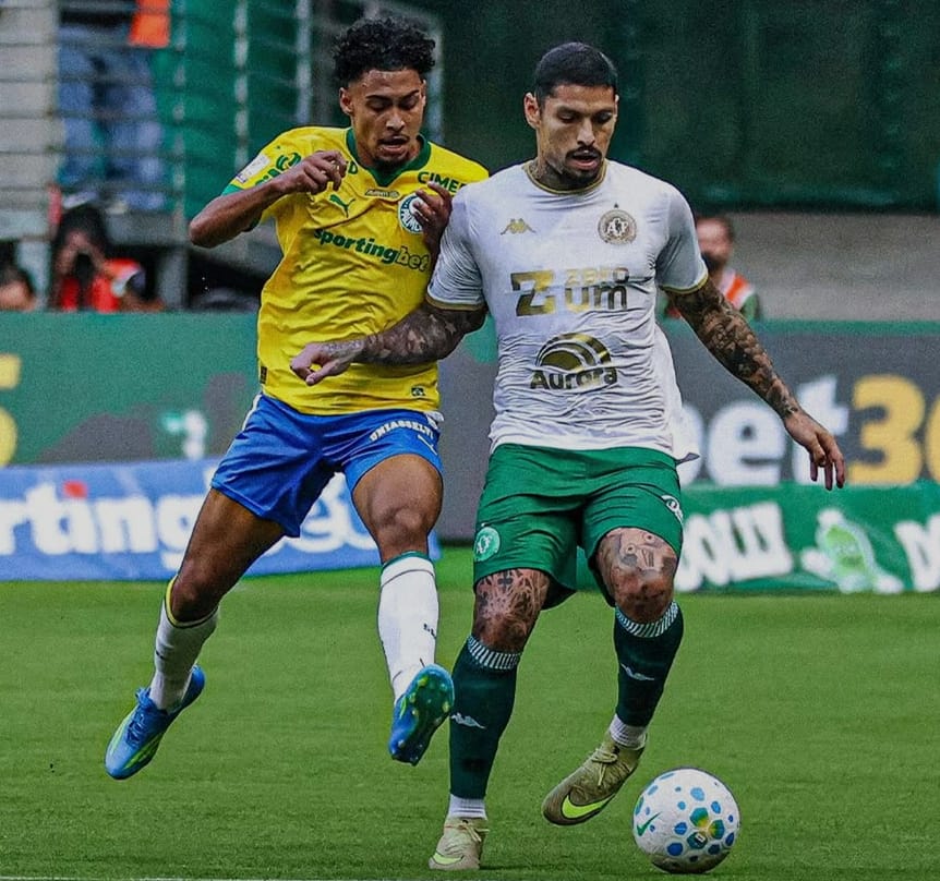 Brasileirão Chapecoense do zagueiro João Paulo, que disputa jogada com Luighi, só venceu uma partida em 17 rodadas
