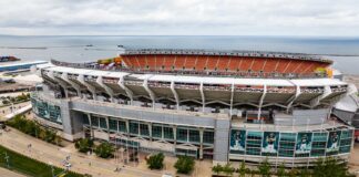 Conheça o Huntington Bank Field, a arena da NFL que acolhe o Brasil neste sábado contra o Egito Palco do amistoso entre Brasil e Egito, o Huntington Bank Field tem capacidade para 67 mil pessoas / Haslam Sports Group