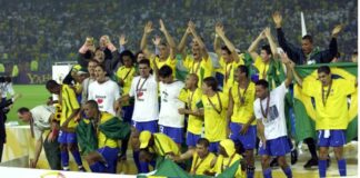 Copa de 2002: Com 100% de aproveitamento, seleção brasileira festeja a conquista do pentacampeonato.