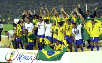 Copa de 2002: Com 100% de aproveitamento, seleção brasileira festeja a conquista do pentacampeonato.