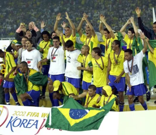Copa de 2002: Com 100% de aproveitamento, seleção brasileira festeja a conquista do pentacampeonato.