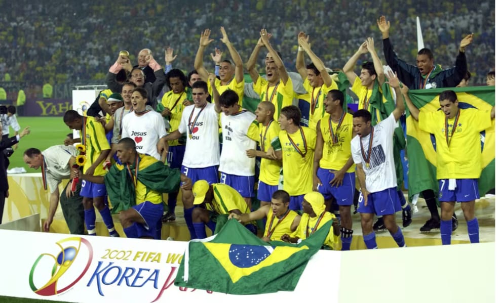Copa de 2002: Com 100% de aproveitamento, seleção brasileira festeja a conquista do pentacampeonato.