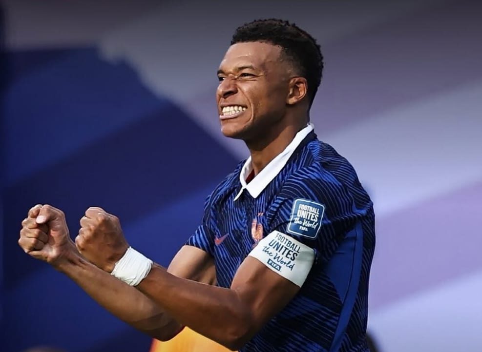 França Mbappé comemora um dos seus gols
