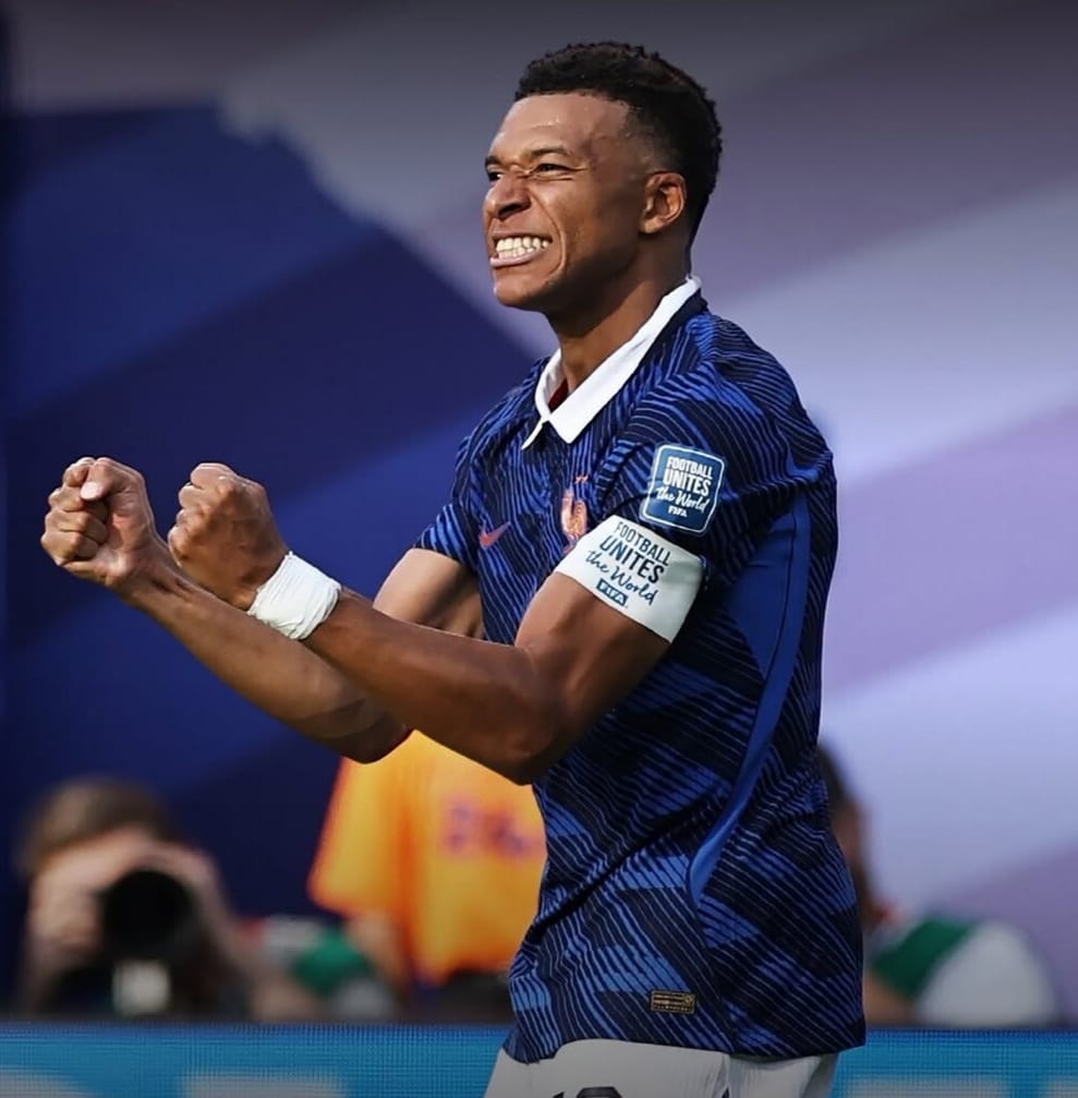 França Mbappé comemora um dos seus gols