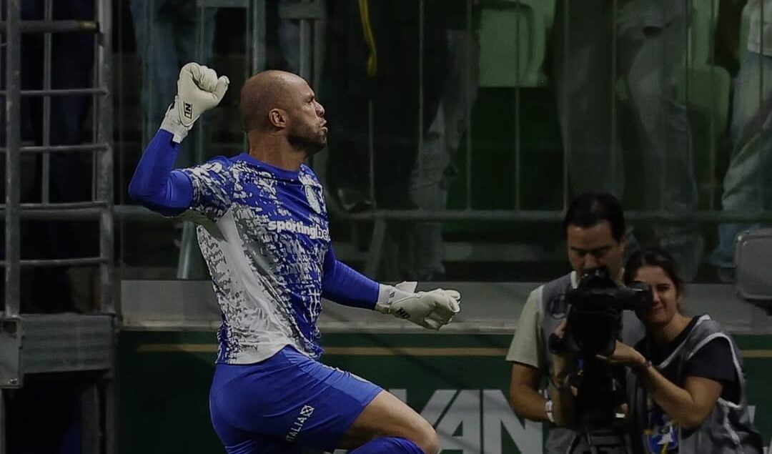 Brasileirão Com a euforia de torcedores ao fundo, o goleiro Marcelo Lomba celebra a vitória do Palmeiras sobre a Chapecoense