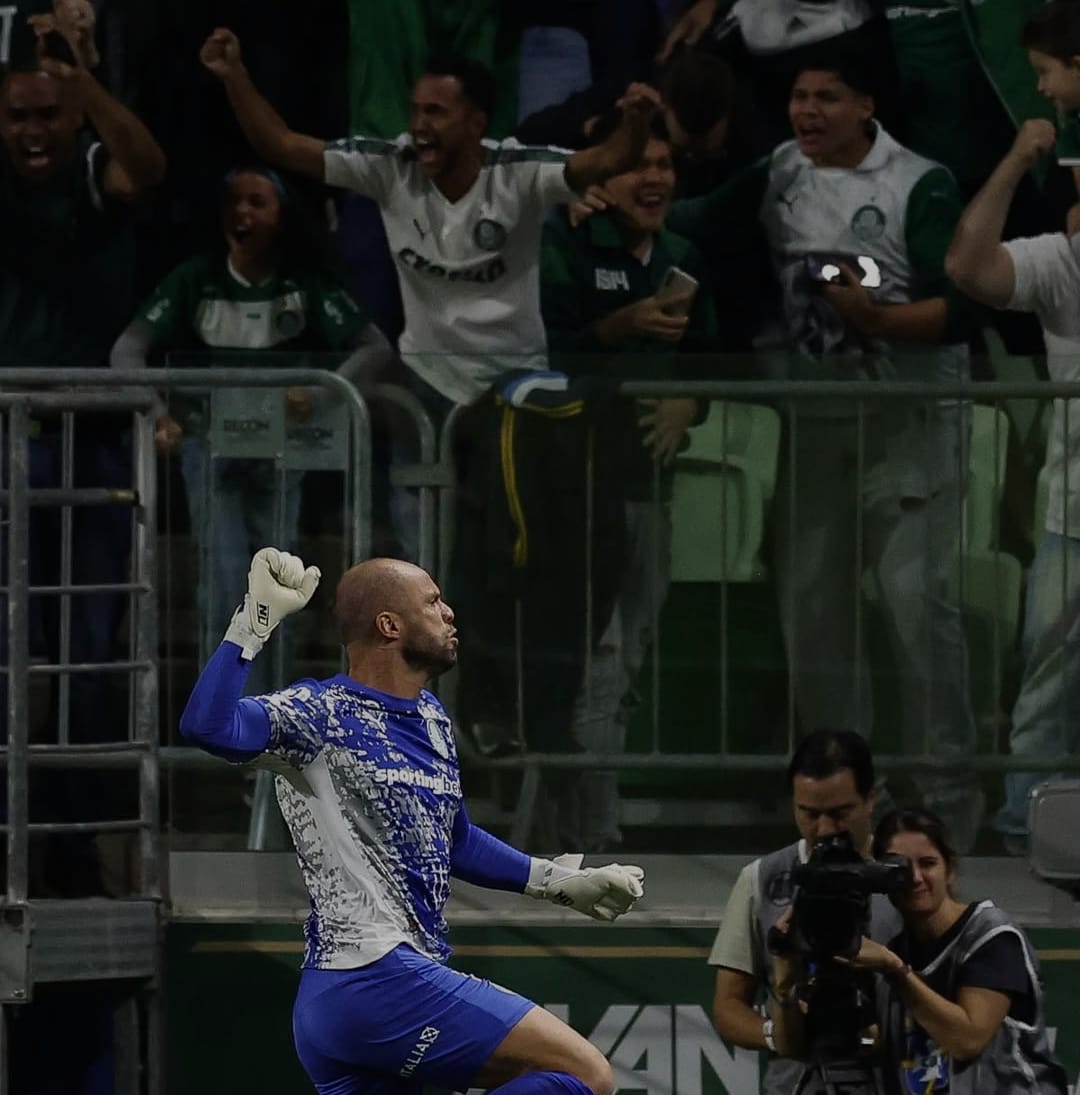 Brasileirão Com a euforia de torcedores ao fundo, o goleiro Marcelo Lomba celebra a vitória do Palmeiras sobre a Chapecoense
