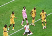 Com jogadores de Gana ao seu redor, Harry Kane lamenta a chance de gol desperdiçada no final do jogo / Caf_online