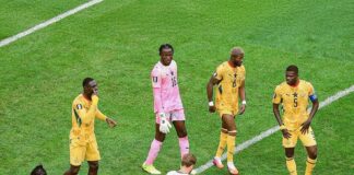 Carlos Queiroz monta muralha ganense, segura a Inglaterra e deixa Kane travado Com jogadores de Gana ao seu redor, Harry Kane lamenta a chance de gol desperdiçada no final do jogo / Caf_online