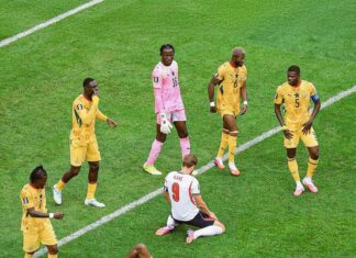 Carlos Queiroz monta muralha ganense, segura a Inglaterra e deixa Kane travado Com jogadores de Gana ao seu redor, Harry Kane lamenta a chance de gol desperdiçada no final do jogo / Caf_online