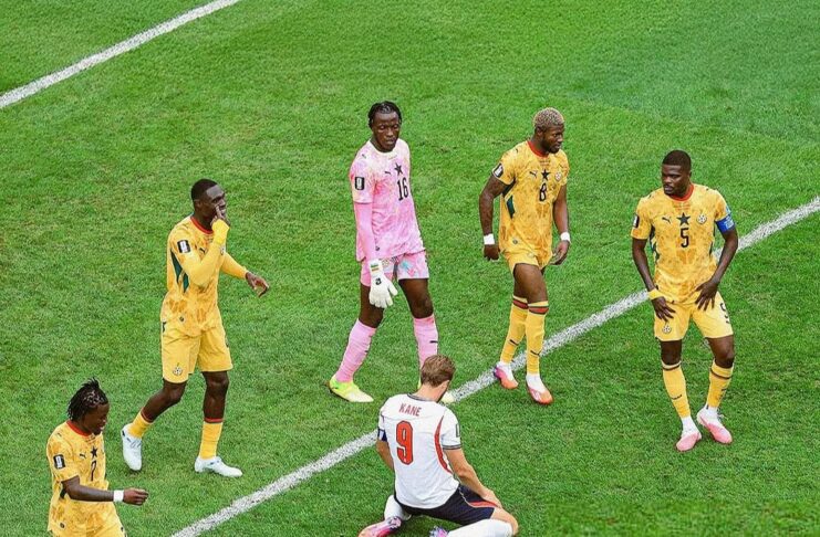 Carlos Queiroz monta muralha ganense, segura a Inglaterra e deixa Kane travado Com jogadores de Gana ao seu redor, Harry Kane lamenta a chance de gol desperdiçada no final do jogo / Caf_online