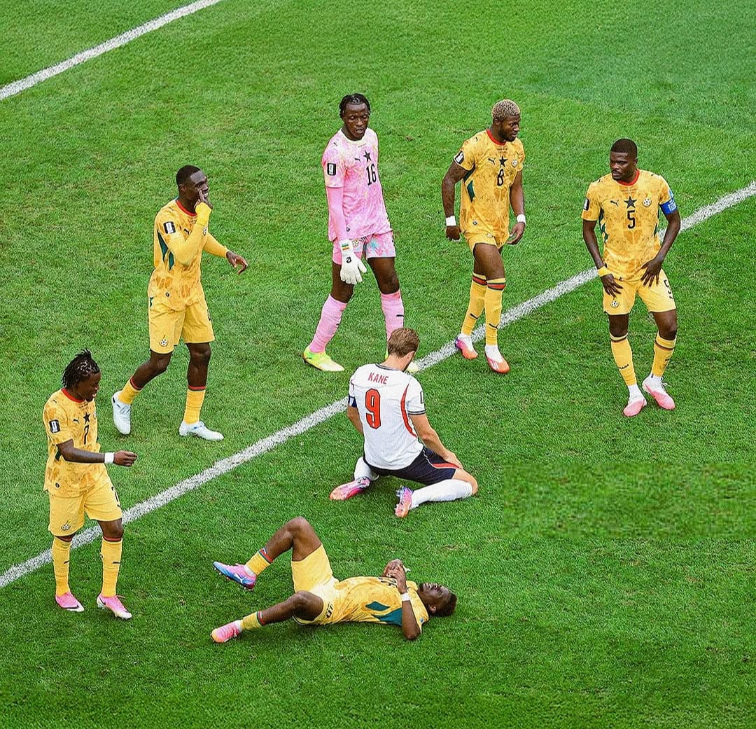 Inglaterra Com jogadores de Gana ao seu redor, Harry Kane lamenta a chance de gol desperdiçada no final do jogo / Caf_online