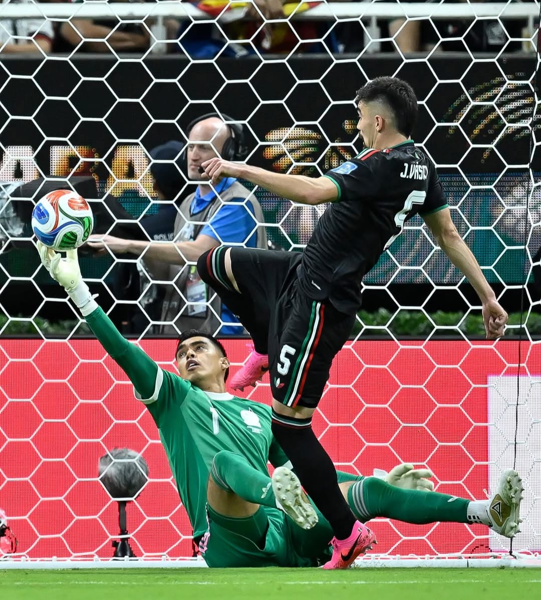 México Com reflexo apurado, o goleiro Raúl Rangel faz a segunda defesa em sequência e evita o gol de empate da Coreia