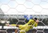 Uruguai Com uma das nove defesas em arremates uruguaios, o goleiro Mohammed Al-Olwais dá segurança para a retaguarda saudita