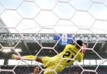 Uruguai acorda tarde, busca empate, mas vê virada parar nas mãos de Mohammed Al-Owais Uruguai Com uma das nove defesas em arremates uruguaios, o goleiro Mohammed Al-Olwais dá segurança para a retaguarda saudita
