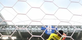 Uruguai Com uma das nove defesas em arremates uruguaios, o goleiro Mohammed Al-Olwais dá segurança para a retaguarda saudita