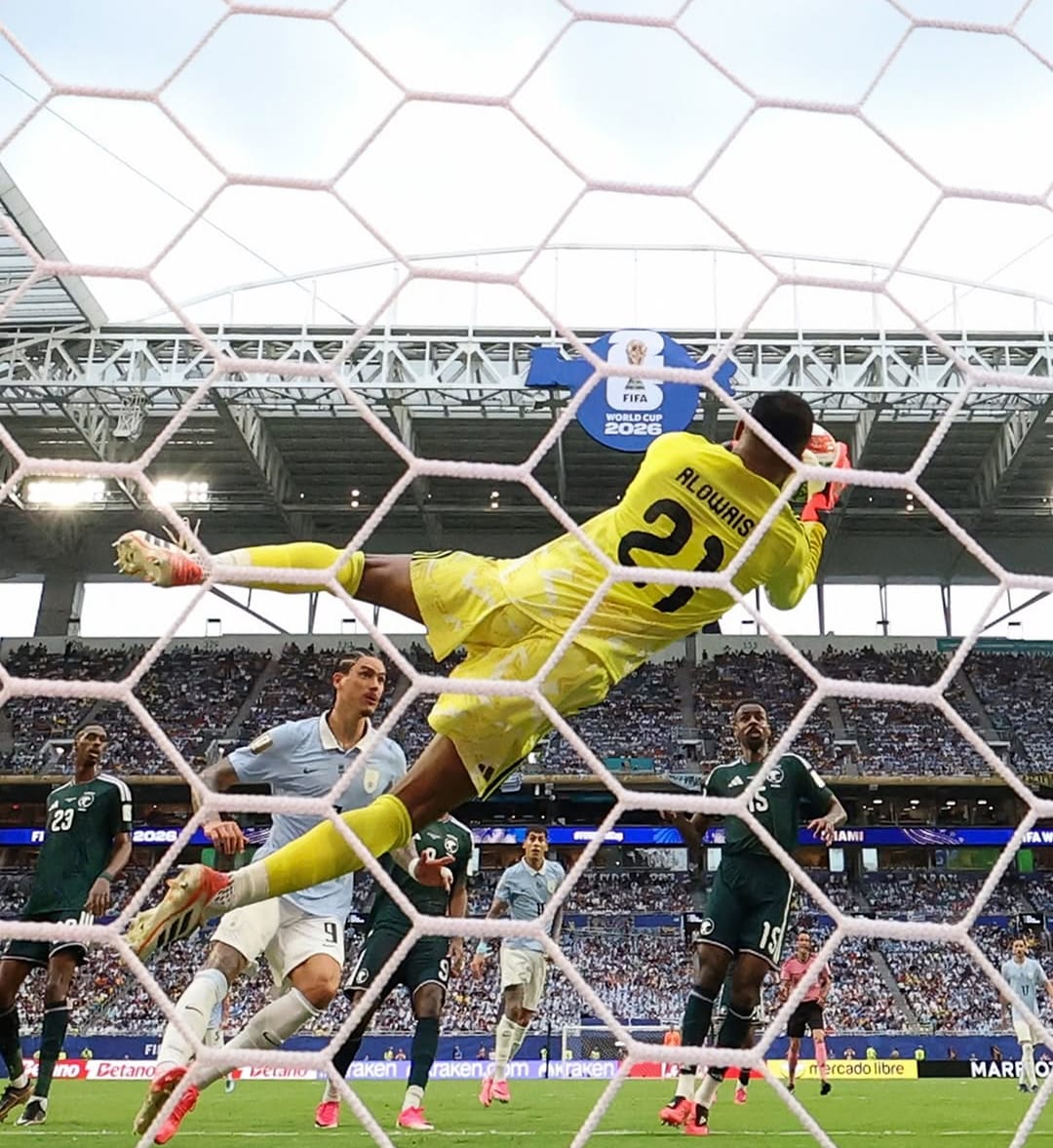 Uruguai Com uma das nove defesas em arremates uruguaios, o goleiro Mohammed Al-Olwais dá segurança para a retaguarda saudita