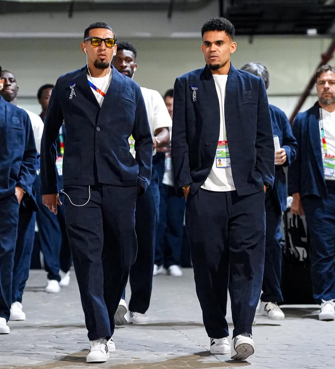 Dario Muñoz e Luis Díaz chegam para a partida contra o Uzbequistão