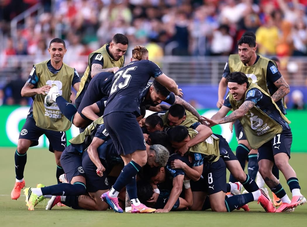 América do Sul Em uma festa coletiva, jogadores paraguaios comemoram o gol de Calarza, anotado aos 65 segundos da etapa inicial /Albirroja