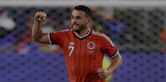 Escócia O escocês John McGinn comemora o seu gol
