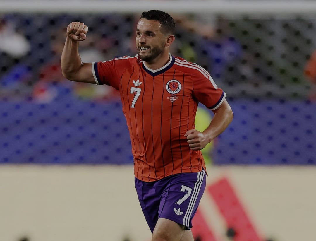 Escócia O escocês John McGinn comemora o seu gol