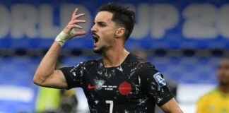 Eustáquio celebra o seu gol